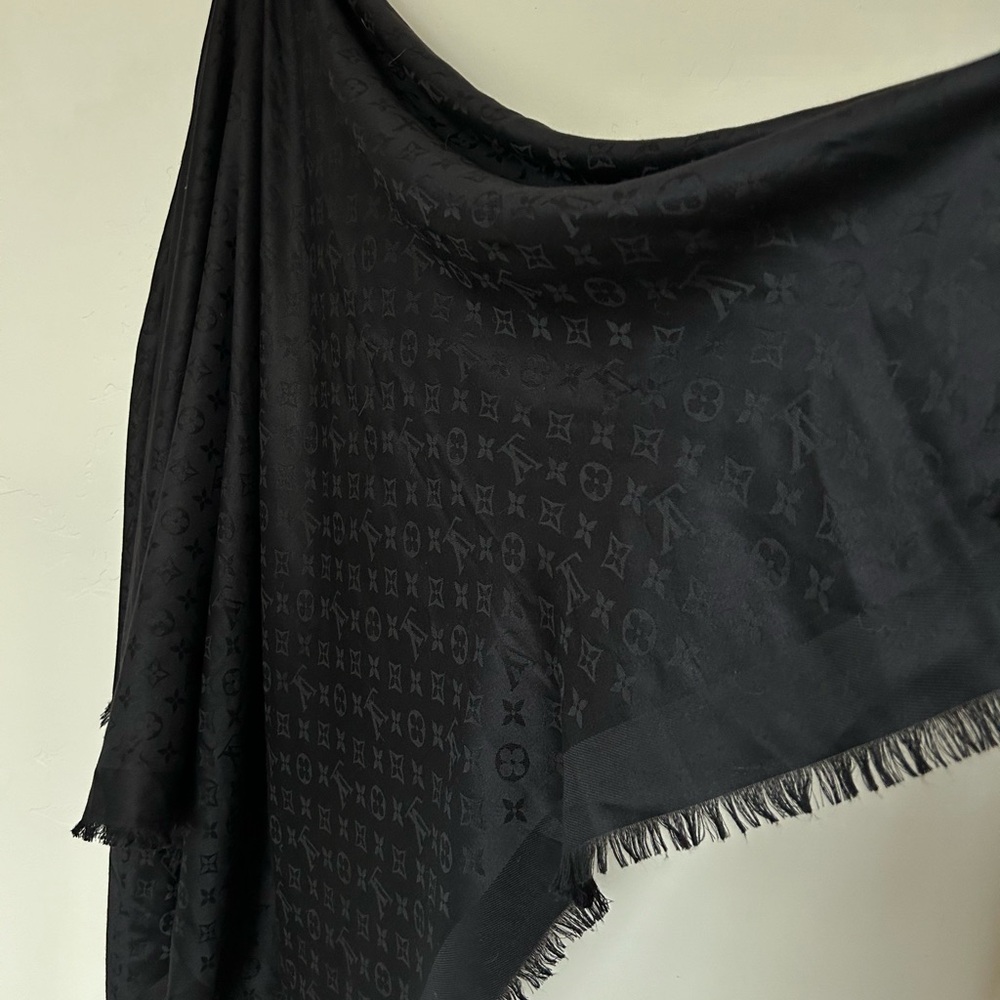 Louis Vuitton Monogram Classic Shawl Black - Picture 5 of 6